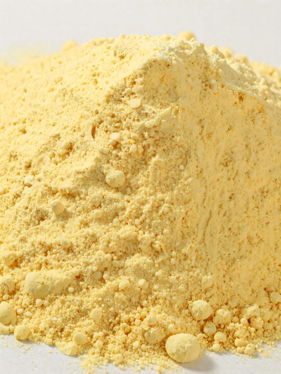 دقيق الذرة في وعاء سيراميكي، دقيق أصفر ناعم على سطح خشبي