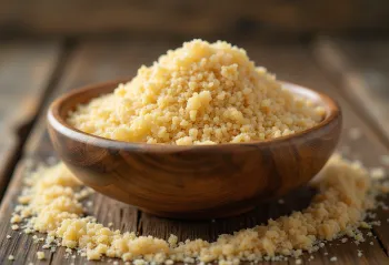 حبوب الفونيو الخام الدقيقة على سطح خشبي طبيعي