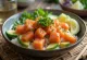 بوكي السلمون مع الخضار الطازجة على طبقة من الأرز، مزين بالكزبرة وعصير الليمون.