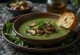 وعاء شوربة فطر وسبانخ بني غامق